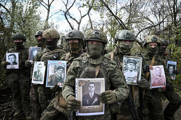 Военнослужащие расчета САУ 2С7 Пион 34-й артиллерийской дивизии 273-й артиллерийской бригады группировки войск Запад приняли участие в акции Бессмертный полк в зоне СВО 