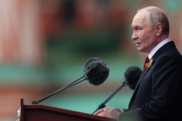 Президент РФ Владимир Путин выступает на Красной площади в Москве на военном параде в честь 81-й годовщины Победы в Великой Отечественной войне - Sputnik Беларусь