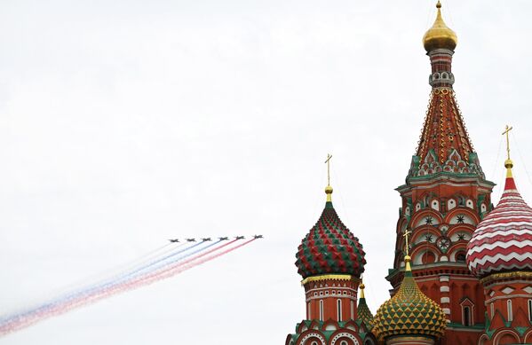Штурмовики Су-25 во время воздушной части парада в Москве в честь 81-й годовщины Победы в Великой Отечественной войне - Sputnik Беларусь