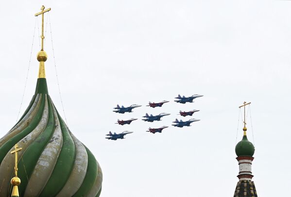 Строй кубинский бриллиант из истребителей МиГ-29 и Су-30СМ пилотажных групп Русские витязи и Стрижи во время воздушной части парада в Москве в честь 81-й годовщины Победы в Великой Отечественной войне - Sputnik Беларусь