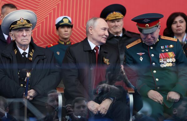 Ветераны Великой Отечественной войны и президент РФ Владимир Путин на Красной площади в Москве на военном параде в честь 81-й годовщины Победы в Великой Отечественной войне - Sputnik Беларусь