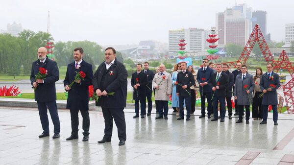 Руководство и коллектив Министерства иностранных дел Беларуси в День Победы приняли участие в торжественной церемонии возложения цветов к монументу Минск — город-герой  - Sputnik Беларусь