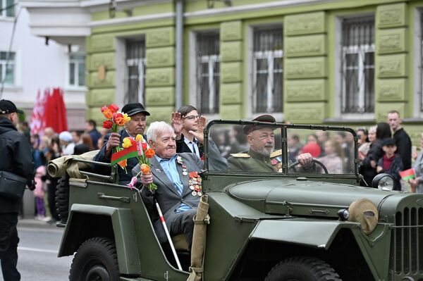 Парад техники и портреты героев: Гомель празднует 9 мая - Sputnik Беларусь