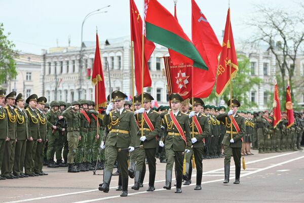 Парад техники и портреты героев: Гомель празднует 9 мая - Sputnik Беларусь