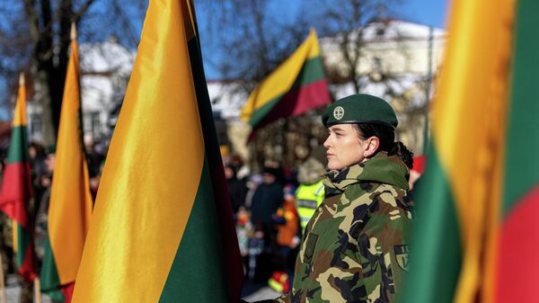 Флаг Литвы и литовские военные - Sputnik Беларусь
