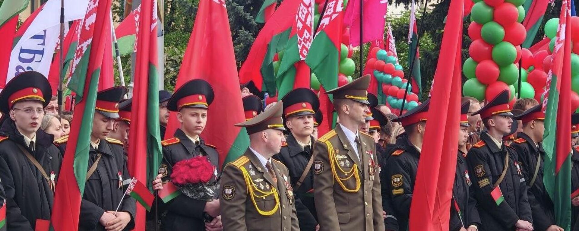Ветэраны, моладзь, замежныя паслы сабраліся на Плошчы Перамогі ў Мінску - Sputnik Беларусь, 1920, 09.05.2026
