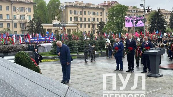 Лукашенко вместе с сыновьями возложил цветы к монументу Победы в Минске - Sputnik Беларусь
