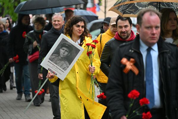 Тысячи минчан пришли почтить память героев на площадь Победы в Минске - Sputnik Беларусь