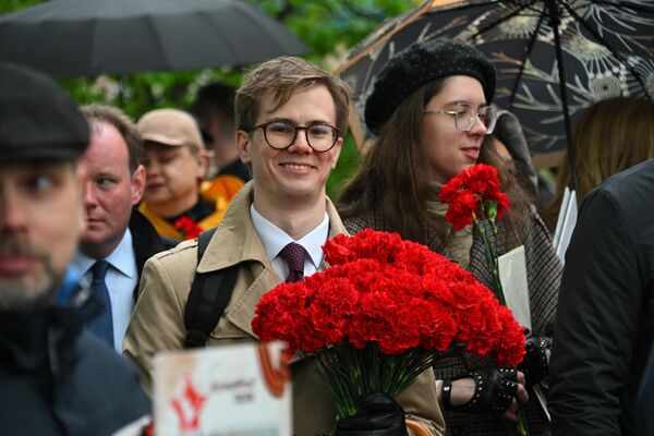 Тысячи минчан пришли почтить память героев на площадь Победы в Минске - Sputnik Беларусь