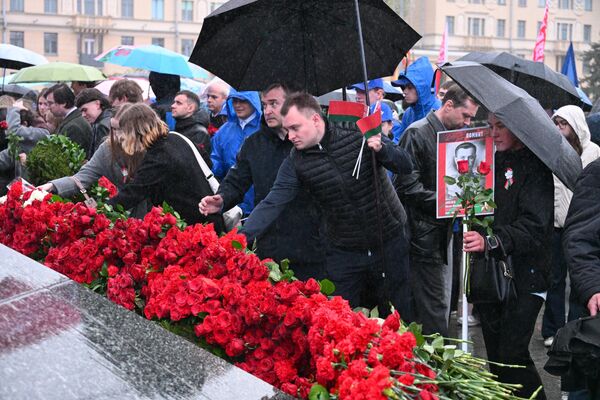 Тысячи минчан пришли почтить память героев на площадь Победы в Минске - Sputnik Беларусь