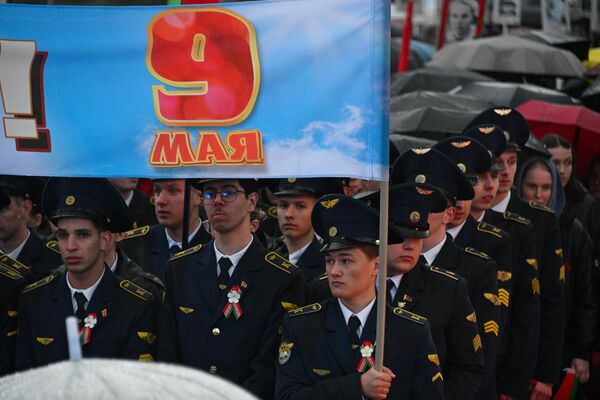 Тысячи минчан пришли почтить память героев на площадь Победы в Минске - Sputnik Беларусь