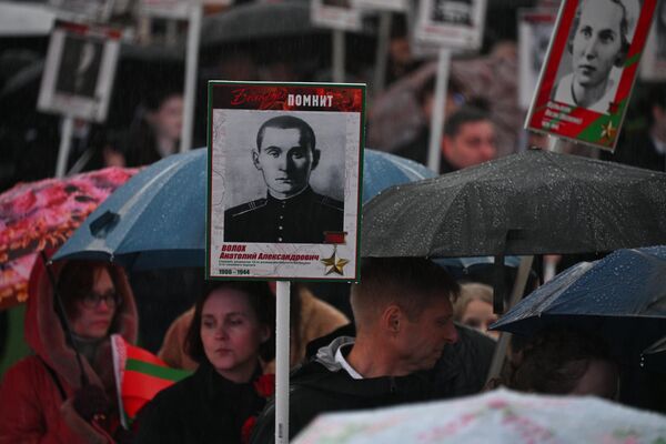 Тысячи минчан пришли почтить память героев на площадь Победы в Минске - Sputnik Беларусь