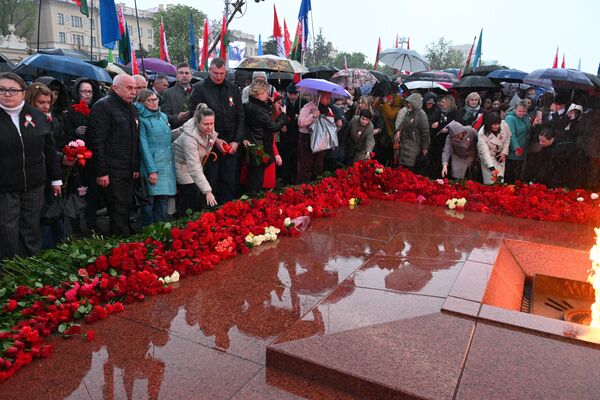 Тысячи минчан пришли почтить память героев на площадь Победы в Минске - Sputnik Беларусь
