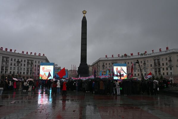 Тысячи минчан пришли почтить память героев на площадь Победы в Минске - Sputnik Беларусь