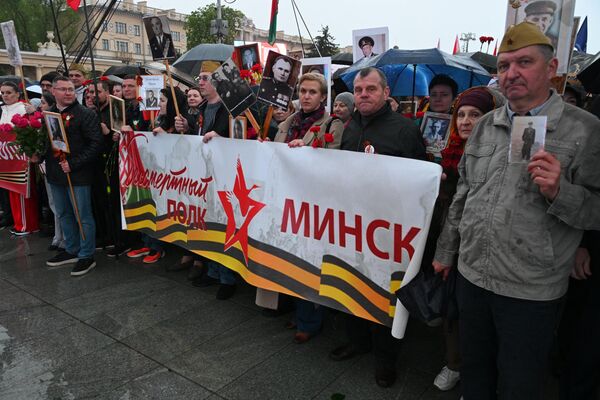 Тысячи минчан пришли почтить память героев на площадь Победы в Минске - Sputnik Беларусь