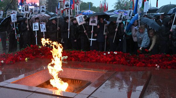 Тысячы мінчан прыйшлі ўшанаваць памяць герояў на плошчу Перамогі ў Мінску - Sputnik Беларусь