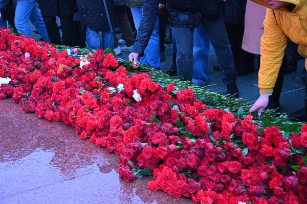 Тысячи минчан пришли почтить память героев на площадь Победы в Минске - Sputnik Беларусь