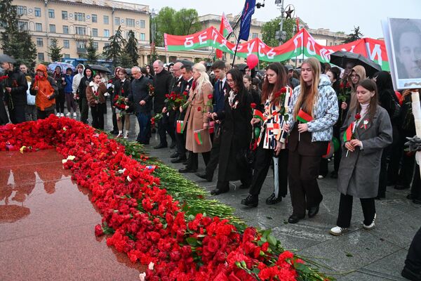 Тысячи минчан пришли почтить память героев на площадь Победы в Минске - Sputnik Беларусь