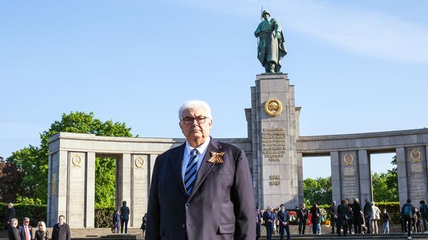 Посол РФ в Германии Сергей Нечаев во время церемонии возложения венков в парке Тиргартен (Берлин) - Sputnik Беларусь