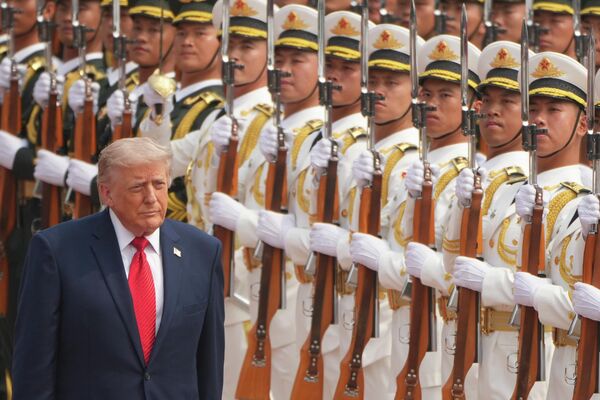 Президент Дональд Трамп принимает участие в церемонии приветствия вместе с председателем КНР Си Цзиньпином в Большом зале народных собраний в Пекине.