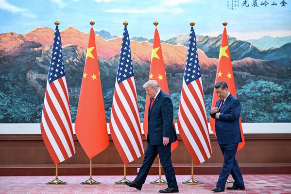 Президент США Дональд Трамп и председатель КНР Си Цзиньпин перед церемонией фотографирования в Большом зале народных собраний в Пекине.