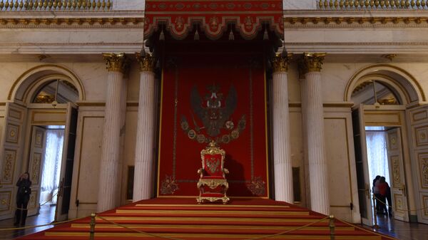 Большой императорский трон в Георгиевском (Большом тронном) зале Государственного Эрмитажа в Санкт-Петербурге. - Sputnik Беларусь