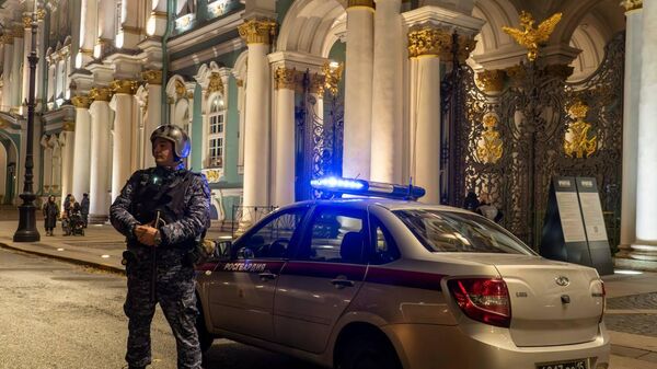 В Эрмитаже задержали посетителя, усевшегося на императорский трон - Sputnik Беларусь