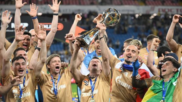 Игроки и тренерский штаб футбольного клуба Зенит, победившие в чемпионате России по футболу сезона 2025/2026 - Sputnik Беларусь