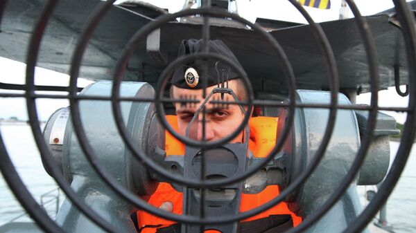 Комендор-оператор скорострельной пушки АУ-АК 306 на российском базовом тральщике Балтийского флота Сергей Колбасьев во время совместных российско-французских военно-морских учений в Балтийском море - Sputnik Беларусь