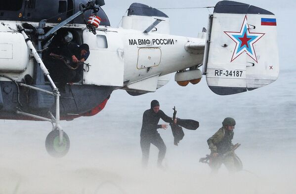 Морские пехотинцы Балтийского флота высаживаются с вертолета Ка-27 ПС на необорудованное побережье условного противника во время военных учений - Sputnik Беларусь