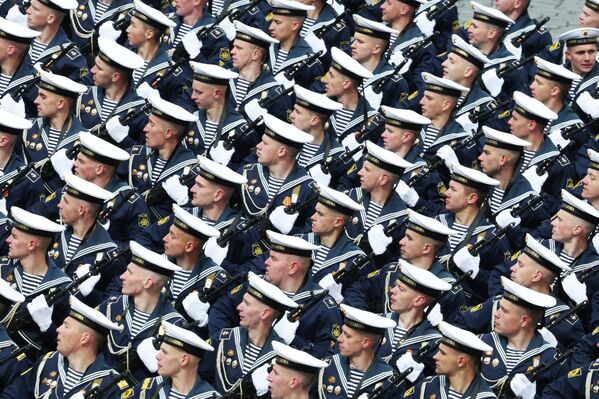 Парадный расчет Балтийского высшего военно-морского училища имени Ф. Ф. Ушакова на военном параде на Красной площади в честь 79-летия Победы в Великой Отечественной войне - Sputnik Беларусь