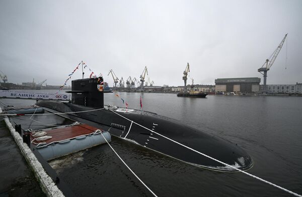 Дизель-электрическая подводная лодка Великие Луки проекта 677, строящаяся для Балтийского флота РФ в Санкт-Петербурге - Sputnik Беларусь
