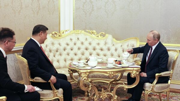 Президент РФ Владимир Путин и председатель КНР Си Цзиньпин (слева) проводят совместное чаепитие после российско-китайских переговоров - Sputnik Беларусь