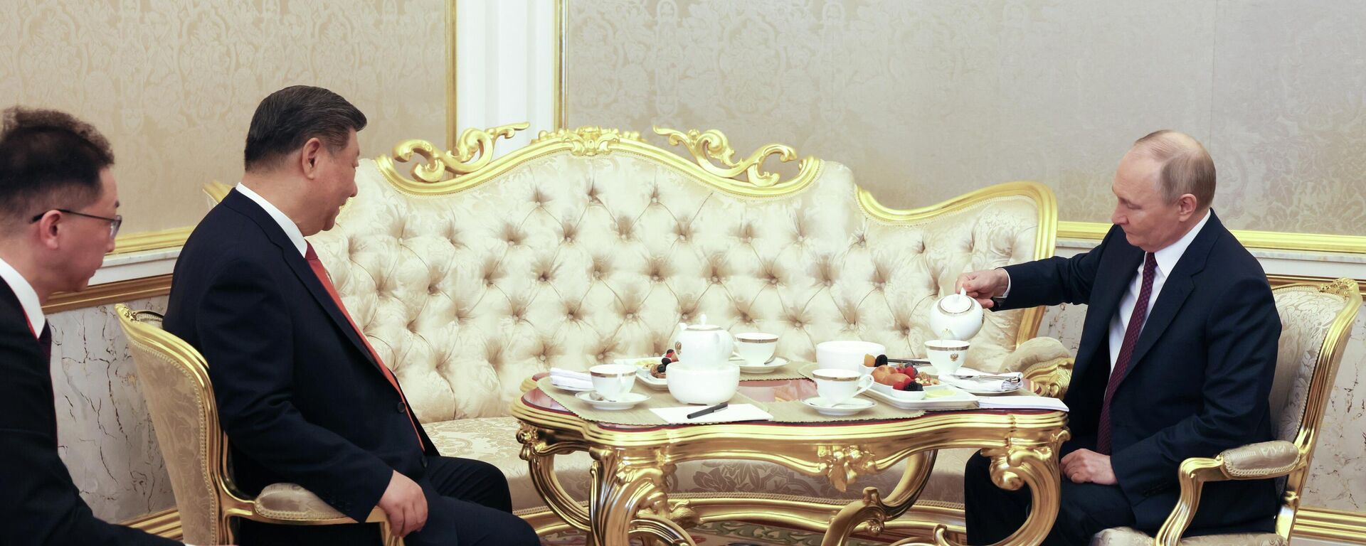 Президент РФ Владимир Путин и председатель КНР Си Цзиньпин (слева) проводят совместное чаепитие после российско-китайских переговоров - Sputnik Беларусь, 1920, 18.05.2026