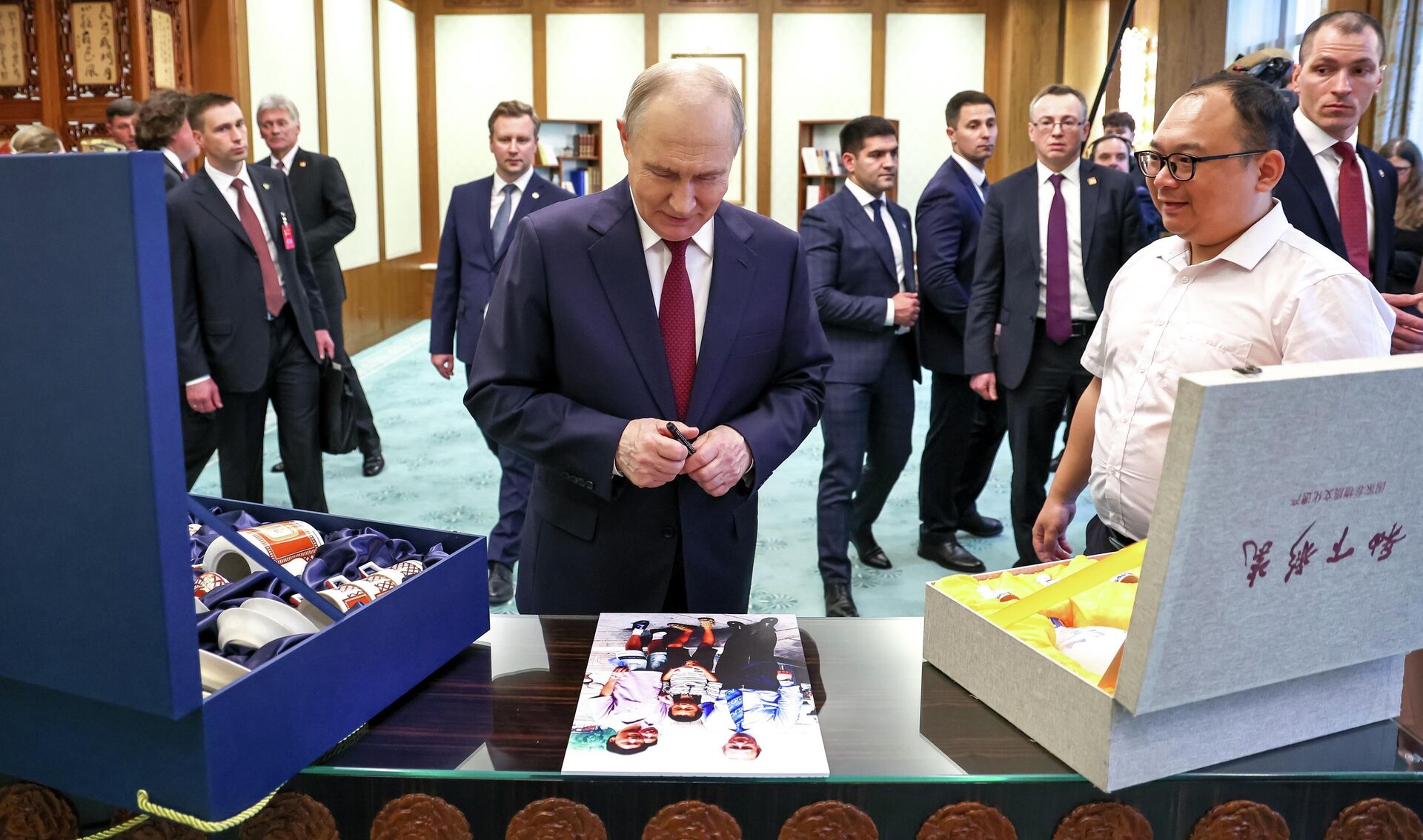 Президент России Владимир Путин и китайский инженер Пэн Пай (справа) во время встречи в Доме народных собраний в Пекине - Sputnik Беларусь, 1920, 20.05.2026