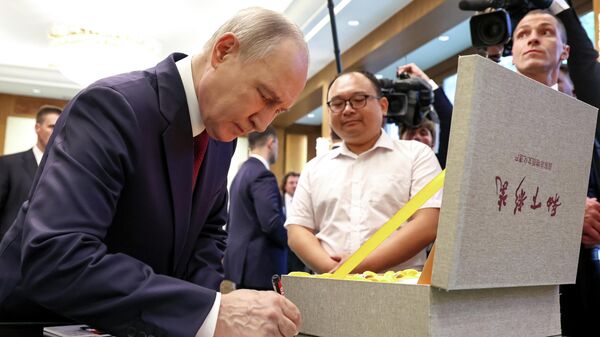 Президент РФ Владимир Путин и китайский инженер Пэн Пай (в центре) во время встречи в резиденции Дяоюйтай в Пекине - Sputnik Беларусь