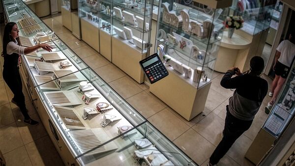 Выставила счет: работница ювелирного метнула в грабителя калькулятор (видео) - Sputnik Беларусь