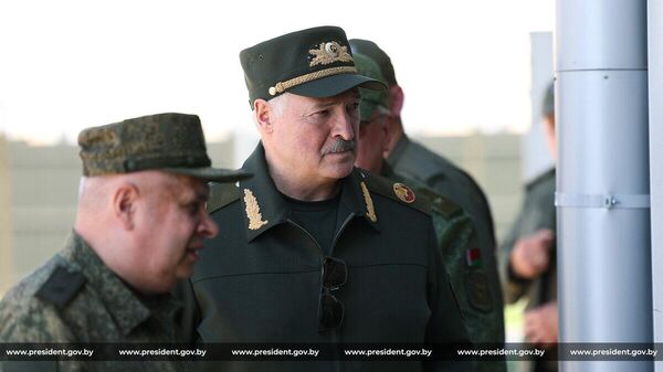 Президент Беларуси Александр Лукашенко в ракетной бригаде Вооруженных сил в Осиповичском районе - Sputnik Беларусь