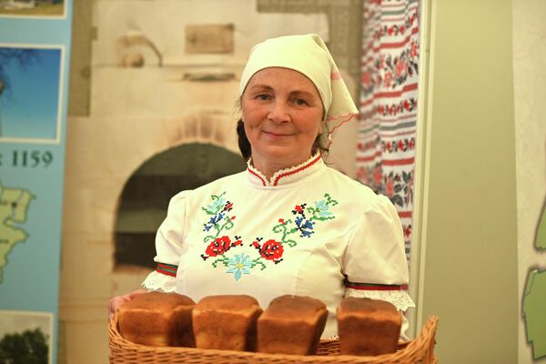 Угощения на выставке тоже были. Особый интерес вызвал стенд с домашним салом и уникальным хлебом, рецепту которого больше ста лет.Ингредиенты "Батвиновского хлеба" пытались выведать туристы из Китая, Италии, Германии , России, но сотрудники музея хлеба в Чечерском районе держат его в секрете уже много лет. - Sputnik Беларусь
