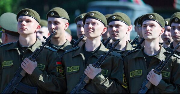 Церемония принятия военной присяги в 72-й гвардейском Объединенном учебном центре подготовки прапорщиков и младших специалистов в Борисове - Sputnik Беларусь