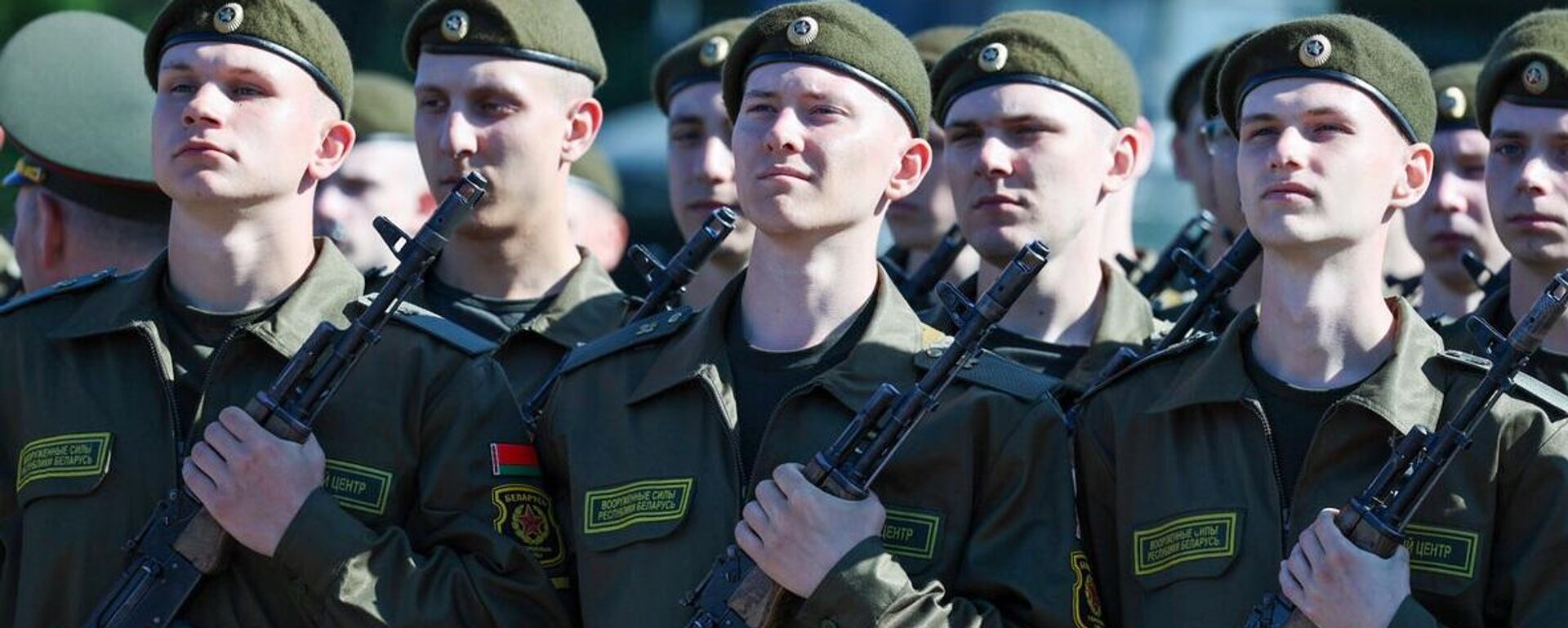 Церемония принятия военной присяги в 72-й гвардейском Объединенном учебном центре подготовки прапорщиков и младших специалистов в Борисове - Sputnik Беларусь, 1920, 23.05.2026