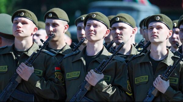 Церемония принятия военной присяги в 72-й гвардейском Объединенном учебном центре подготовки прапорщиков и младших специалистов в Борисове Церемония принятия военной присяги в 72-й гвардейском Объединенном учебном центре подготовки прапорщиков и младших специалистов в Борисове - Sputnik Беларусь