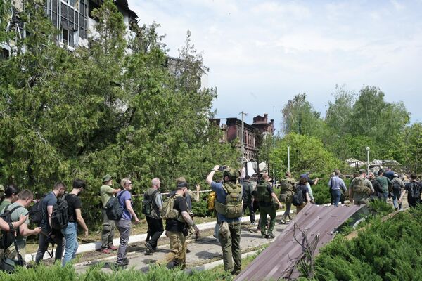 Представители СМИ из 19 стран на месте трагедии в Старобельске в ЛНР - Sputnik Беларусь