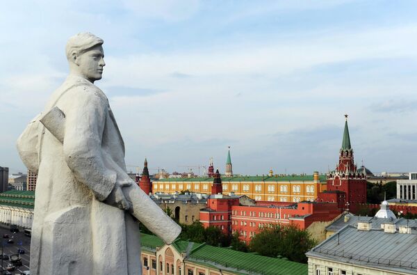 Статуя на крыше Российской государственной библиотеки имени Ленина в Москве - Sputnik Беларусь