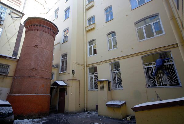 "Башня грифонов" у двары дома аптэкара Вільгельма Пеля на Васільеўскім востраве ў Пецярбургу.У двары дома №17 на 7-й лініі Васільеўскага вострава размешчана цагляная труба. Па легендзе, у ёй жывуць грыфоны – міфічныя крылатыя істоты з целам ільва і галавой арла. Нібыта яны пасяліліся тут яшчэ ў ХІХ стагоддзі. Правізар Пель у пошуках "формулы шчасця" пранумараваў кожную цагліну на вежы. Па легендзе, лічбы на іх увесь час мяняюцца і часам складаюцца ў "формулу шчасця". Калі чалавек убачыць яе, то яго жаданне спраўдзіцца. - Sputnik Беларусь