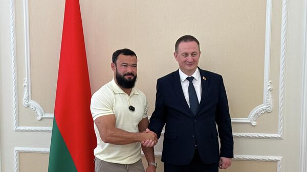 Встреча премьер-министра Беларуси Александра Турчина с блогером Айтымом Жакуповым - Sputnik Беларусь