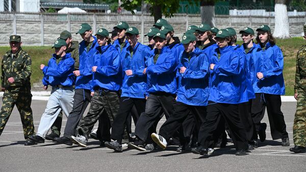Школьники на учебно-полевых сборах во Второй ордена Красной Звезды инженерной бригаде в Соснах. - Sputnik Беларусь