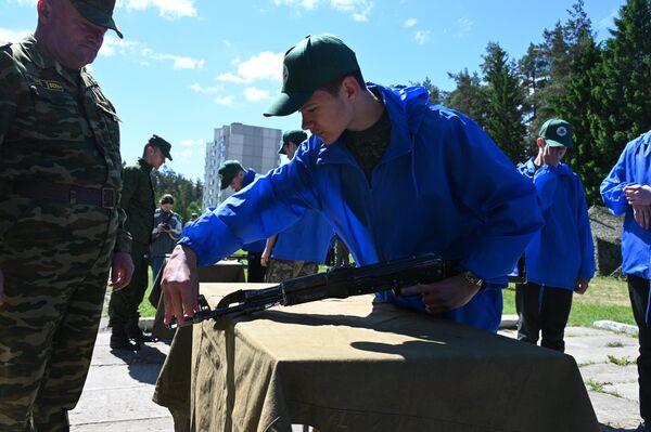 Школьники на учебно-полевых сборах во Второй ордена Красной Звезды инженерной бригаде в Соснах. Школьники на учебно-полевых сборах во Второй ордена Красной Звезды инженерной бригаде в Соснах. - Sputnik Беларусь