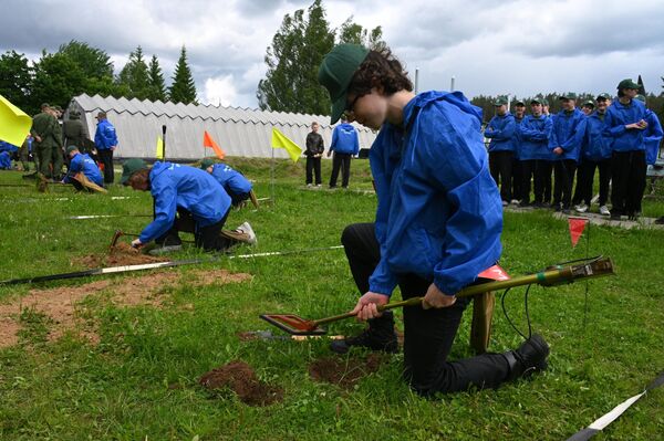 Школьники на учебно-полевых сборах во Второй ордена Красной Звезды инженерной бригаде в Соснах. Школьники на учебно-полевых сборах во Второй ордена Красной Звезды инженерной бригаде в Соснах. - Sputnik Беларусь
