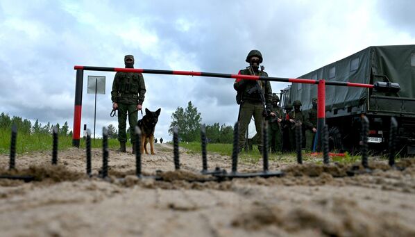 Учения Следственного комитета, Минобороны и ГКСЭ под Борисовом - Sputnik Беларусь